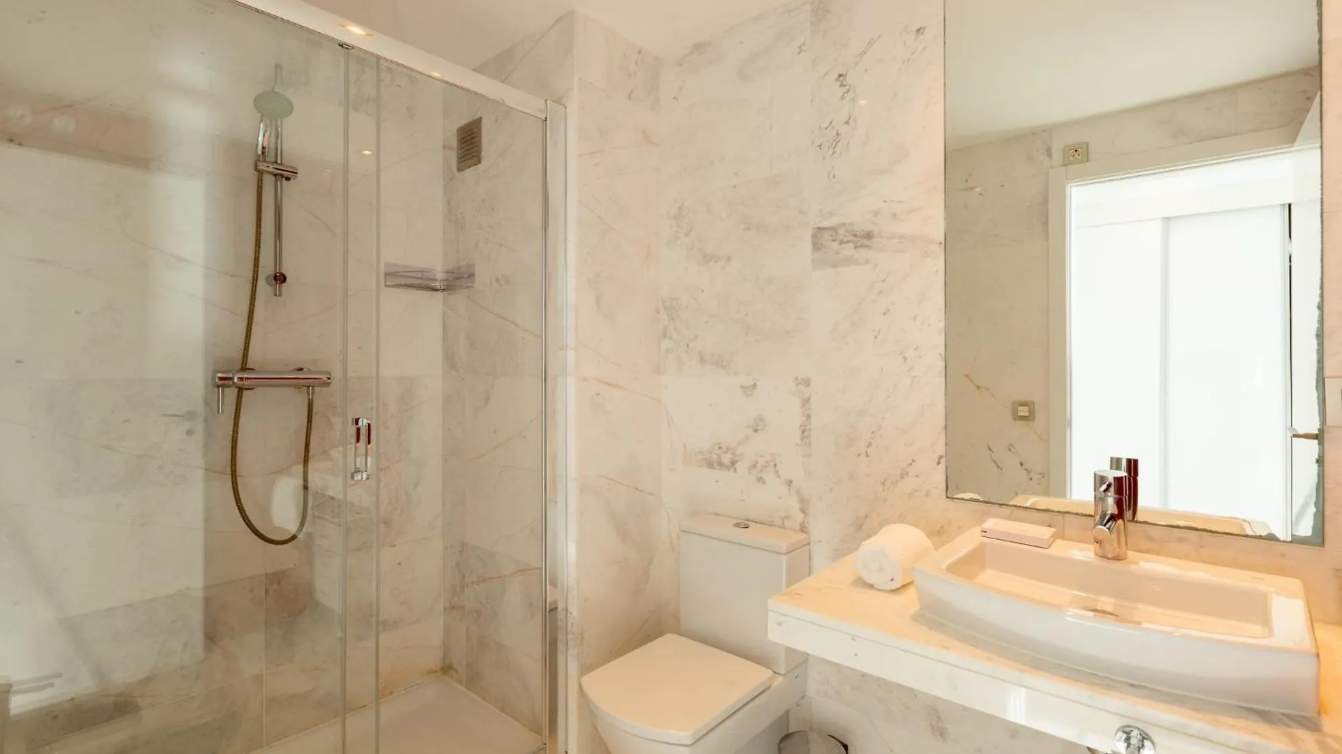 Plaja D En Bossa 4 Bedroom Suite With Pool, Sea View & Only 8Mins Drive To Airport Ibiza-stad