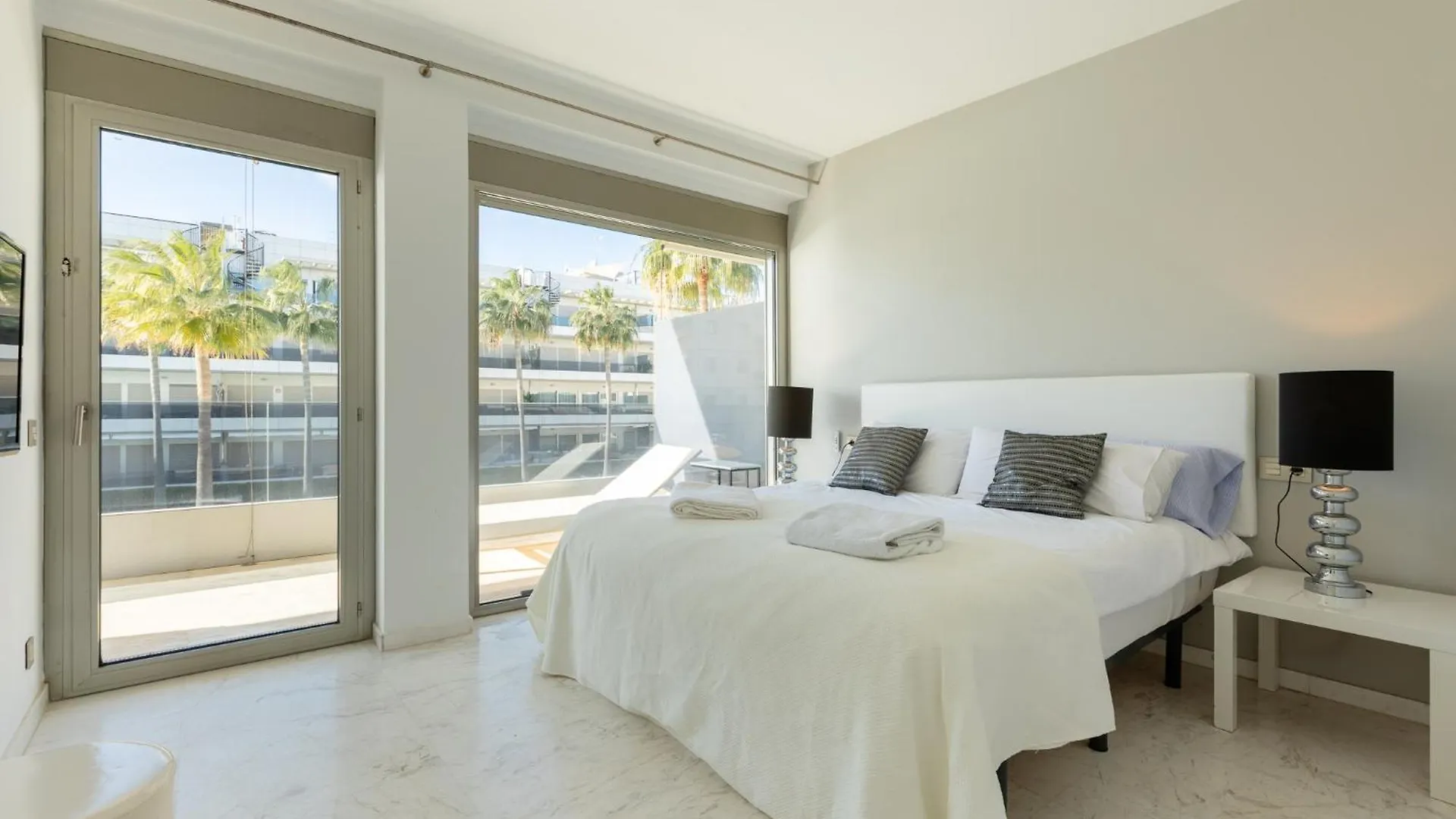 Appartement Plaja D En Bossa 4 Bedroom Suite With Pool, Sea View & Only 8Mins Drive To Airport Ibiza-stad